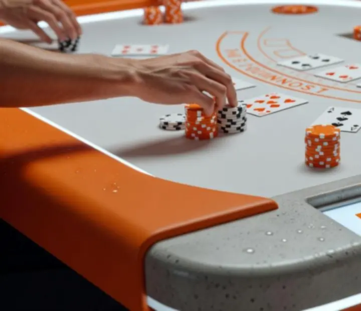 Blackjack asztal színes pontgyűjtő chipekkel egy mobil rendezvényen.